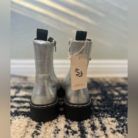 Sincerely Jules Silver Metallic Boots. New with Tags - Picture 5 of 6